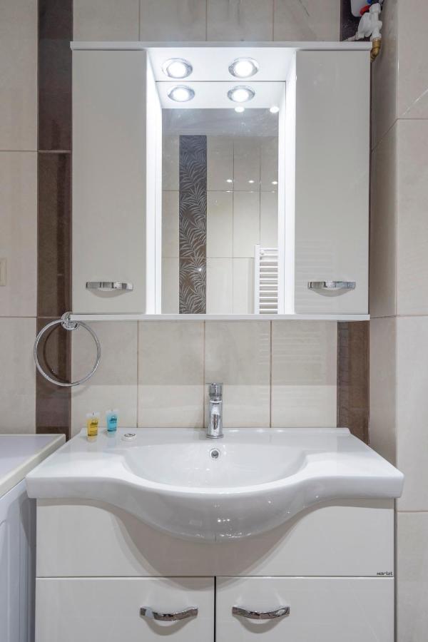 2 Bedroom Renovated Apartment With A View Афины Экстерьер фото